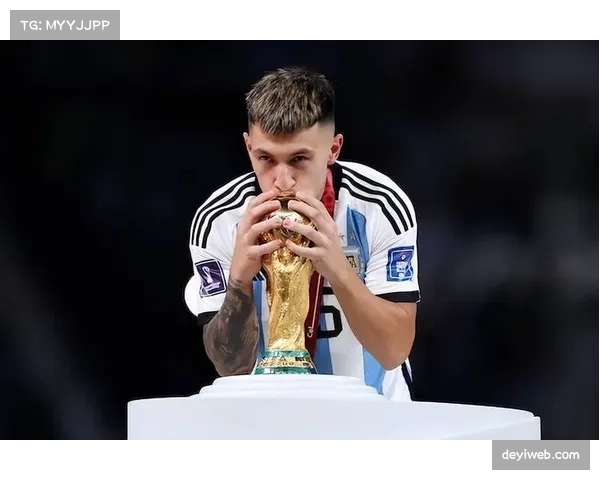 英格兰足总杯半决赛：曼联后卫利桑德罗·马丁内斯因伤被换下